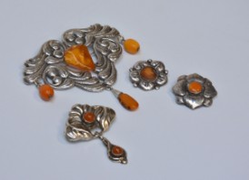 En samling jugend smykker med rav, første halvdel - Lauritz.com