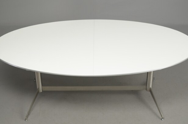 Vizion Furniture. Spisebord med udtræk, hvid laminat/ alukant. Model Arco. 