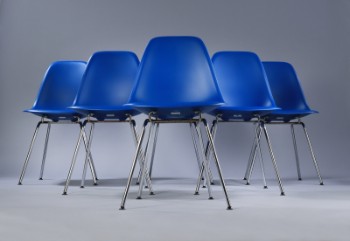 Charles Eames. Sæt på seks skalstole, model DSX, blå. (6)
