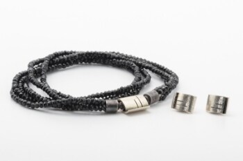 Connectionlås af sterling sølv, dertil en kæde med 3 rækker onyx, samt et par matchende ørestikker