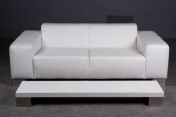 BoConcept. Sofa af hvidt læder samt sofabord (2)