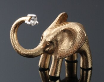 Ole Lynggaard: Großer Elefantverschluss m. Diamant, 14 kt Gelbgold, Goldhalskette sowie Halskette mit schwarzem Onyx und Goldgliedern (3)