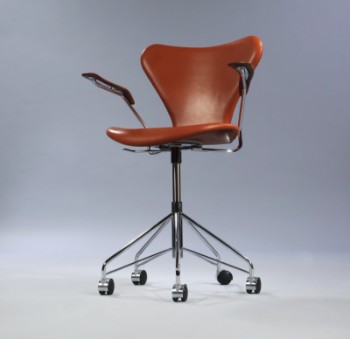 Arne Jacobsen. Kontorstol, Syveren, anilin læder og palisander, model 3217