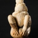 Netsuke i form som en frø på en kalabas, udskåret arbejde i mammutelfenben, signeret