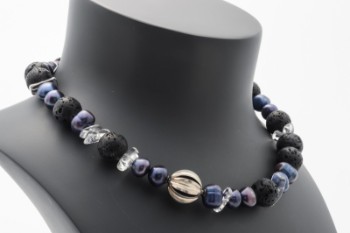 Connectionlås med emalje, dertil en kæde med mix af perler af lavasten, ferskvands kulturperler og krystaller