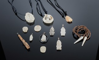 samling grønlandske smykker, mm. af ben, mammuttand og sterlingsølv. (13) -