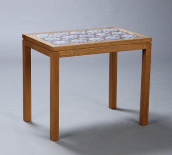 Kakkelbord / sidebord med hollandske fliser