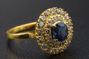 Manners Vil have skadedyr Ring med safir og brillanter, 18 kt. guld - Lauritz.com