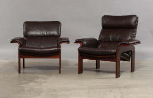 To lænestole af formspændt finer med af brunt læder (2) - Lauritz.com