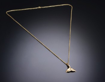 Halskæde af 14 kt. guld prydet med vedhæng i form af halefinne (2)