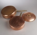 Henning Koppel for Georg Jensen m.fl. En samling pander/gryder af kobber (5)