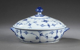 Royal Copenhagen. 'Blue Fluted'. Porcelain lidded dish no. 1/277. 1st variety