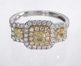 Diamantring af 18 kt. hvidguld med gule og hvide diamanter, i alt ca. 1.16 ct.