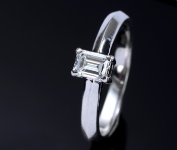 Moderne diamant solitairering af 18 kt. hvidguld med smaragdsleben diamant på 0.41 ct
