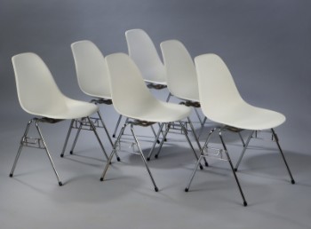 Charles Eames. Sæt på seks skalstole, model DSS, hvid polypropylen. (6)