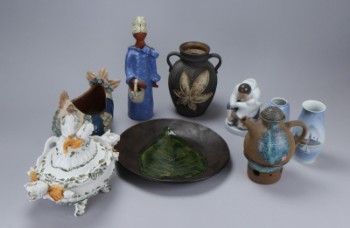 Bing & Grøndahl, Lyngby m. fl. En samling div. vaser, skåle, figurer af keramik og porcelæn. (9)