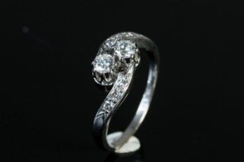 Cross-over ring 18 kt. hvidguld med diamanter ca. 0.50 ct