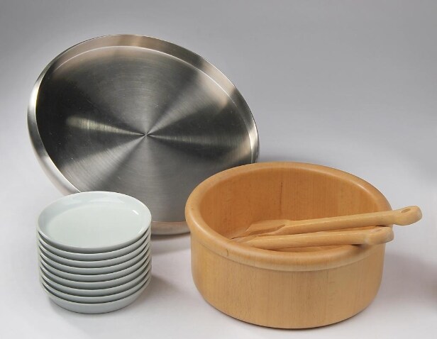 Herstal fad af stål, salatskål med serveringsbestik af bøgetræ samt 6 sidetallerkener af porcelæn, B&G. (13)