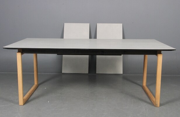 Spisebord med udtræk, samt keramisk plade. Design af Says Who. Incl to tillægsplader. (3) 