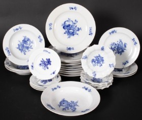 Royal Copenhagen. 'Blå Blomst'. Service af porcelæn (25)