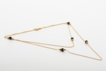 Halskæde med facetslebne sorte onyx, af 8 kt. guld