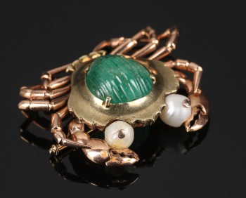 Chr. Rasmussen. Smaragd broche af 14 kt. rosaguld og guldmed perler
