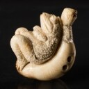 Netsuke i form som en frø på en kalabas, udskåret arbejde i mammutelfenben, signeret