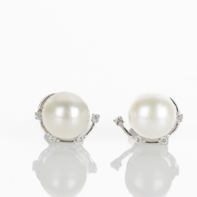 A pair of brilliant freshwater pearl stud earrings in sterling silver (2)