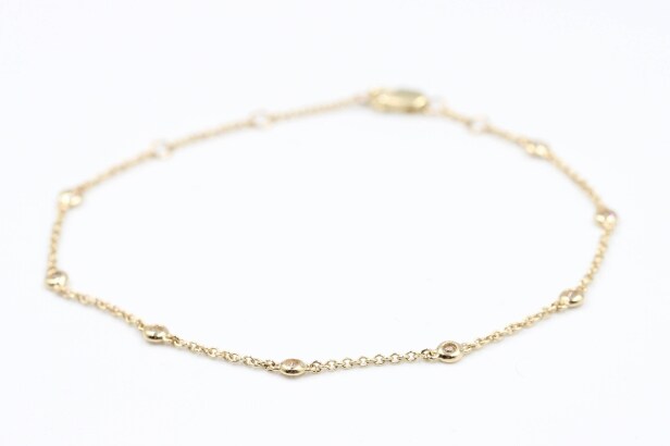 Bracelet made of 14 kt gold with eight natural diamonds totaling 0.25 ct.