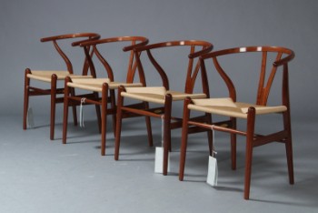 Hans J. Wegner. Sæt på fire stole af lakeret mahogni,Limited Edition,  model CH-24 - Y-Stolen (8)