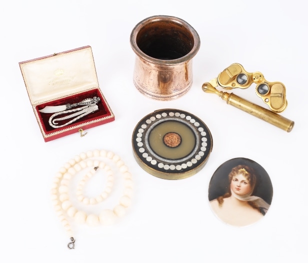 Theater binoculars, coral chain, small portrait etc. (6)