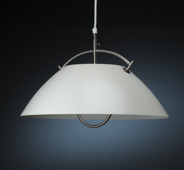 Hans J. Wegner. Pendel med hejs Hvidlakeret lampe med bøjler af børstet stål med hejs. 