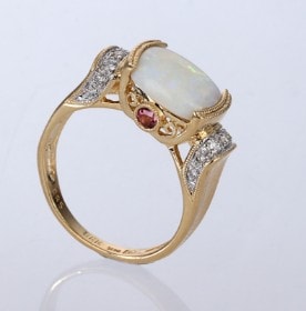 Opal-, turmalin- og diamantring af 14 kt. guld