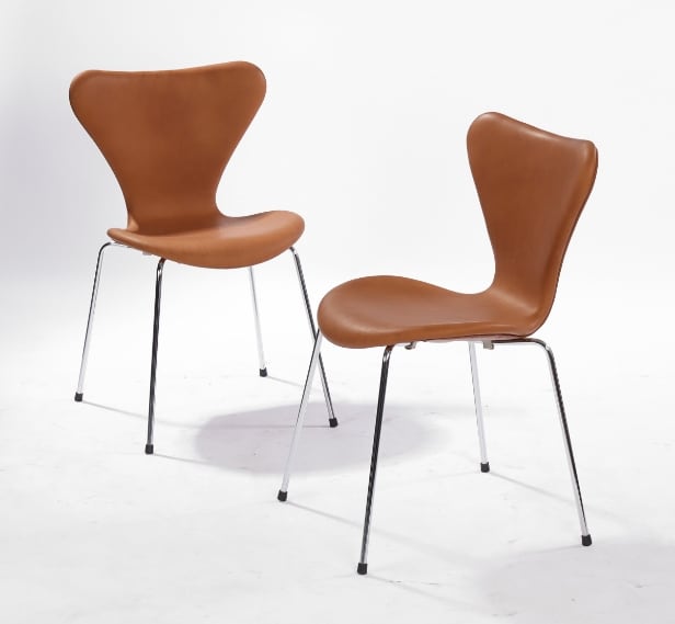 Arne Jacobsen. Et sæt på 8 stole 'Syveren', model 3107, Vacona cognac anilin læder (8)