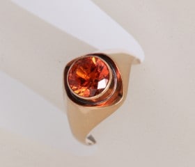 Ring i 14 kt. guld med orange syntetisk safir