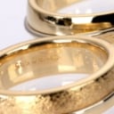 Scrouples. Et par rustikke forlovelses-/ vielsesringe af delvis satineret 14 kt. guld, ca. 20,3 g. (2)