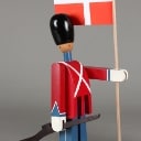 Kay Bojesen garder med skillerhus flag samt gevær