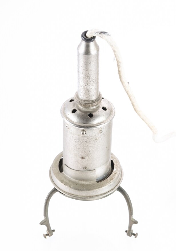 Poul Henningsen. Pat. Appl. PH4/3 fatningshus af forniklet metal