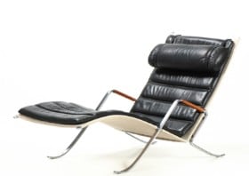 Preben Fabricius & Jørgen Kastholm. 'Græshoppen', chaiselongue i sort læder, model FK 87