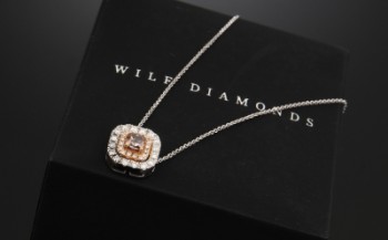 Brilliant pendant. Fancy Brownish-Pink center stone etc., 18 kt white gold,