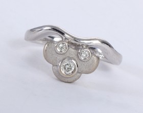 Modern diamond ring in 18 kt. white gold with car ornament