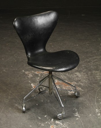 Arne Jacobsen. 7ér stol på hjul. Originalt stel og sæde.