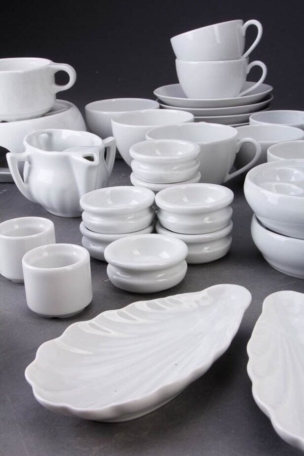 Pillivuyt. Stel af porcelæn (57)