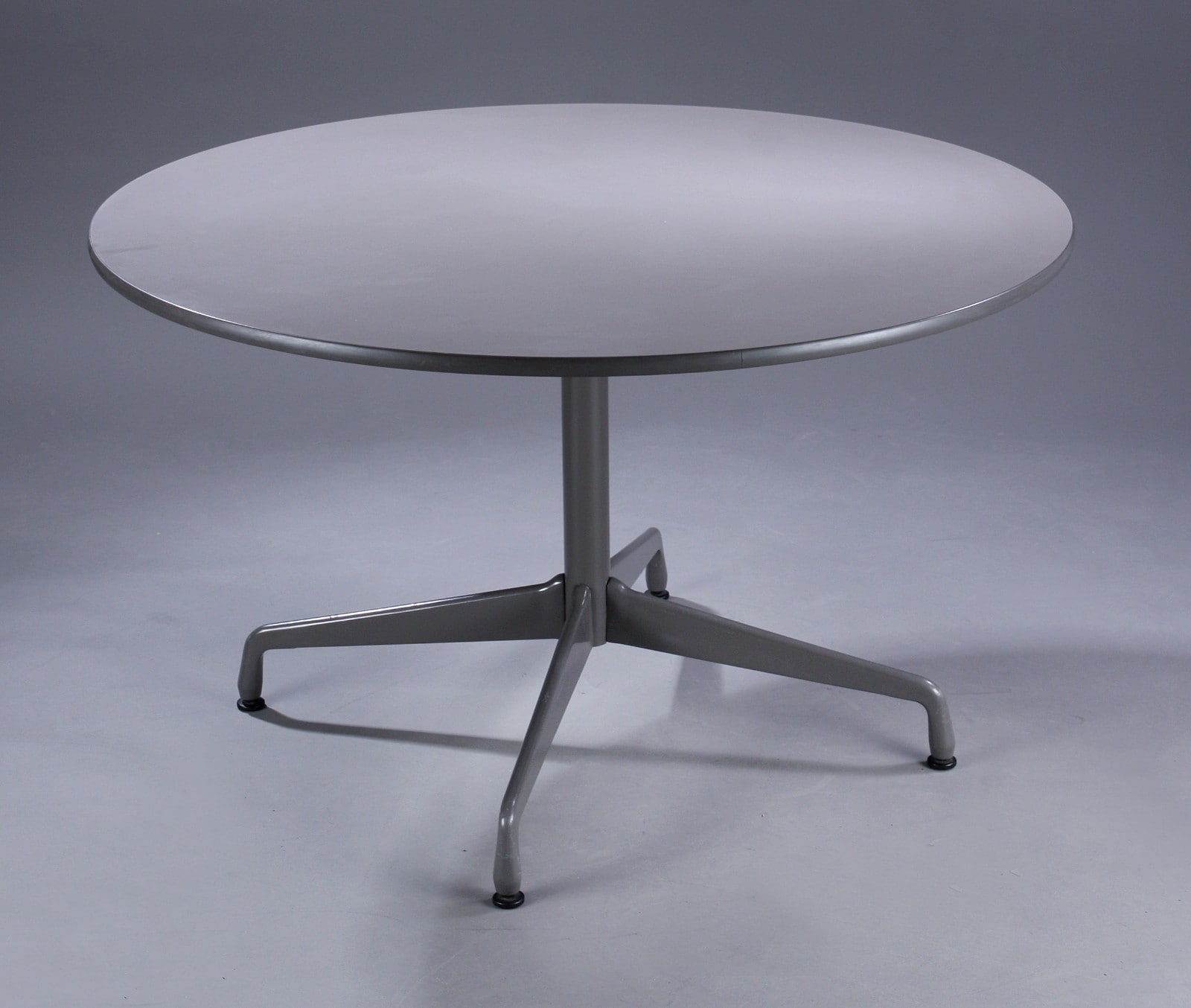 Charles og Ray Eames. Vintage 'Segmented Table', rundt bord, Ø 121 cm ...