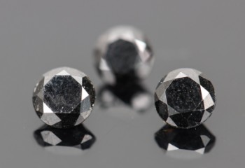 Tre uinfattede sorte diamanter, i alt ca. 1,93 ct. (3)