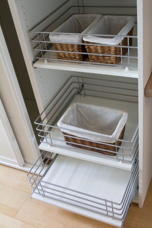 Skydedørsgarderobe med 3 hvide fyldningsdøre med hvide skinner Denne vare er sat til omsalg under nyt varenummer 3481557