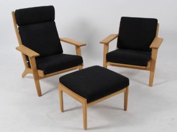 Hans J. Wegner. Hochlehniger Sessel mit Hocker, Modell GE290A, und Sessel Modell GE290 (3)