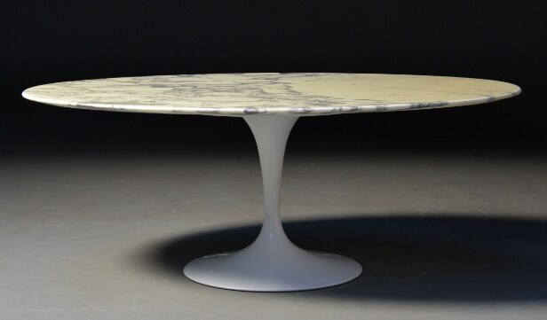 Eero Saarinen. Ovalt vintage sofabord i marmor, model 'Tulip'. L. 137 cm Denne vare er sat til omsalg under nyt varenummer 4597937