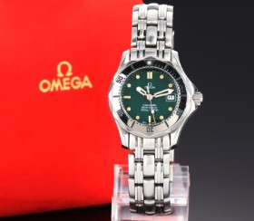 Omega 'Seamaster 300M Jacques Mayol'. Limited women's watch in steel with green dial - box + certificate. 1996