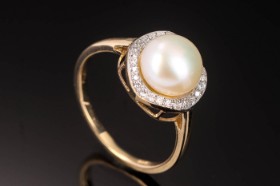 Ring of 9 kt. gold with freshwater pearl and diamonds, size 56